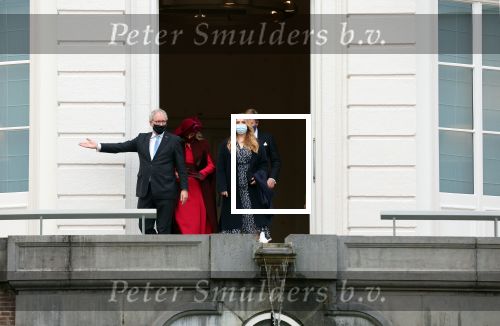 Den Haag 8 december 2021
Prinses Amalia arriveert voor de buitengewone vergadering van de Raad van State. Naast de prinses waren ook koning Willem Alexander en koningin Maxima bij de buitengewone vergadering aanwezig.
Na de vergadering ging Amalia in de tuin een boom planten.