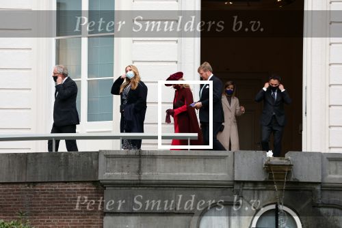 Den Haag 8 december 2021
Prinses Amalia arriveert voor de buitengewone vergadering van de Raad van State. Naast de prinses waren ook koning Willem Alexander en koningin Maxima bij de buitengewone vergadering aanwezig.
Na de vergadering ging Amalia in de tuin een boom planten.