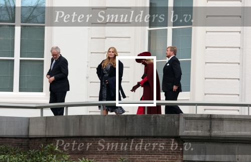 Den Haag 8 december 2021
Prinses Amalia arriveert voor de buitengewone vergadering van de Raad van State. Naast de prinses waren ook koning Willem Alexander en koningin Maxima bij de buitengewone vergadering aanwezig.
Na de vergadering ging Amalia in de tuin een boom planten.
