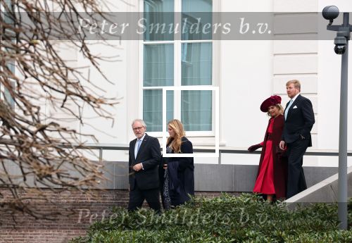 Den Haag 8 december 2021
Prinses Amalia arriveert voor de buitengewone vergadering van de Raad van State. Naast de prinses waren ook koning Willem Alexander en koningin Maxima bij de buitengewone vergadering aanwezig.
Na de vergadering ging Amalia in de tuin een boom planten.