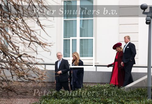 Den Haag 8 december 2021
Prinses Amalia arriveert voor de buitengewone vergadering van de Raad van State. Naast de prinses waren ook koning Willem Alexander en koningin Maxima bij de buitengewone vergadering aanwezig.
Na de vergadering ging Amalia in de tuin een boom planten.