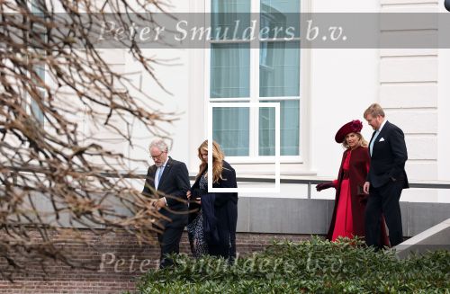 Den Haag 8 december 2021
Prinses Amalia arriveert voor de buitengewone vergadering van de Raad van State. Naast de prinses waren ook koning Willem Alexander en koningin Maxima bij de buitengewone vergadering aanwezig.
Na de vergadering ging Amalia in de tuin een boom planten.