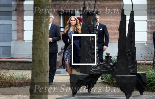 Den Haag 8 december 2021
Prinses Amalia arriveert voor de buitengewone vergadering van de Raad van State. Naast de prinses waren ook koning Willem Alexander en koningin Maxima bij de buitengewone vergadering aanwezig.
Na de vergadering ging Amalia in de tuin een boom planten.