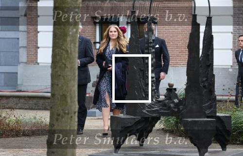 Den Haag 8 december 2021
Prinses Amalia arriveert voor de buitengewone vergadering van de Raad van State. Naast de prinses waren ook koning Willem Alexander en koningin Maxima bij de buitengewone vergadering aanwezig.
Na de vergadering ging Amalia in de tuin een boom planten.