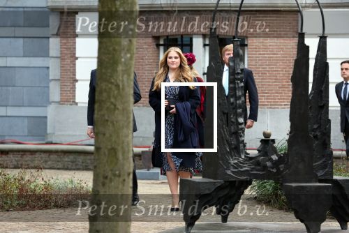 Den Haag 8 december 2021
Prinses Amalia arriveert voor de buitengewone vergadering van de Raad van State. Naast de prinses waren ook koning Willem Alexander en koningin Maxima bij de buitengewone vergadering aanwezig.
Na de vergadering ging Amalia in de tuin een boom planten.