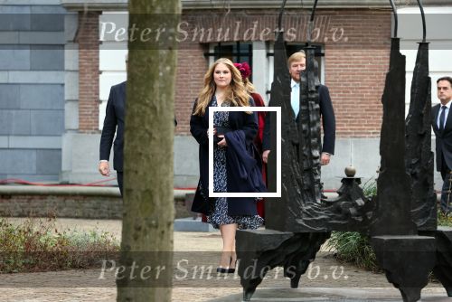 Den Haag 8 december 2021
Prinses Amalia arriveert voor de buitengewone vergadering van de Raad van State. Naast de prinses waren ook koning Willem Alexander en koningin Maxima bij de buitengewone vergadering aanwezig.
Na de vergadering ging Amalia in de tuin een boom planten.