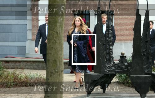 Den Haag 8 december 2021
Prinses Amalia arriveert voor de buitengewone vergadering van de Raad van State. Naast de prinses waren ook koning Willem Alexander en koningin Maxima bij de buitengewone vergadering aanwezig.
Na de vergadering ging Amalia in de tuin een boom planten.