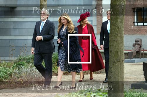 Den Haag 8 december 2021
Prinses Amalia arriveert voor de buitengewone vergadering van de Raad van State. Naast de prinses waren ook koning Willem Alexander en koningin Maxima bij de buitengewone vergadering aanwezig.
Na de vergadering ging Amalia in de tuin een boom planten.
