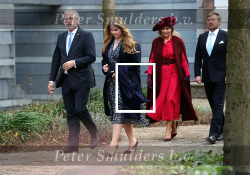 Den Haag 8 december 2021
Prinses Amalia arriveert voor de buitengewone vergadering van de Raad van State. Naast de prinses waren ook koning Willem Alexander en koningin Maxima bij de buitengewone vergadering aanwezig.
Na de vergadering ging Amalia in de tuin een boom planten.