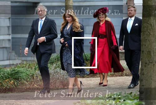 Den Haag 8 december 2021
Prinses Amalia arriveert voor de buitengewone vergadering van de Raad van State. Naast de prinses waren ook koning Willem Alexander en koningin Maxima bij de buitengewone vergadering aanwezig.
Na de vergadering ging Amalia in de tuin een boom planten.