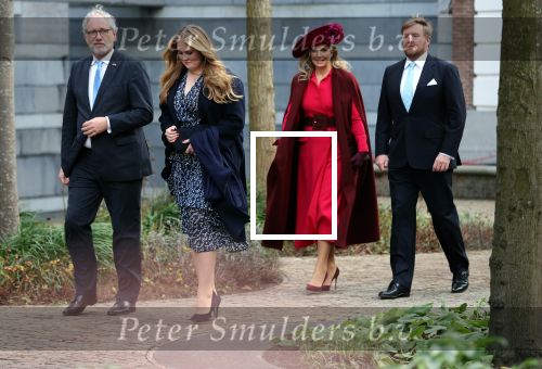 Den Haag 8 december 2021
Prinses Amalia arriveert voor de buitengewone vergadering van de Raad van State. Naast de prinses waren ook koning Willem Alexander en koningin Maxima bij de buitengewone vergadering aanwezig.
Na de vergadering ging Amalia in de tuin een boom planten.