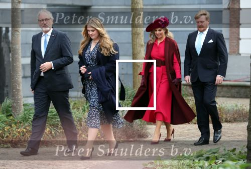 Den Haag 8 december 2021
Prinses Amalia arriveert voor de buitengewone vergadering van de Raad van State. Naast de prinses waren ook koning Willem Alexander en koningin Maxima bij de buitengewone vergadering aanwezig.
Na de vergadering ging Amalia in de tuin een boom planten.