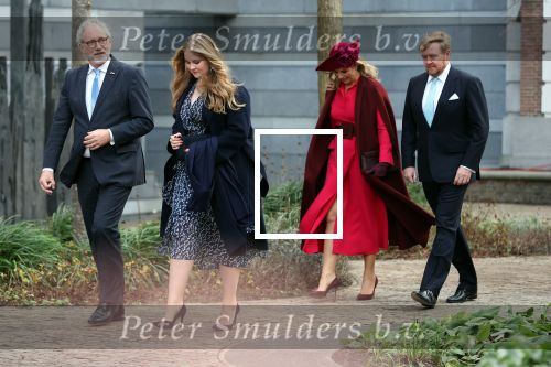 Den Haag 8 december 2021
Prinses Amalia arriveert voor de buitengewone vergadering van de Raad van State. Naast de prinses waren ook koning Willem Alexander en koningin Maxima bij de buitengewone vergadering aanwezig.
Na de vergadering ging Amalia in de tuin een boom planten.