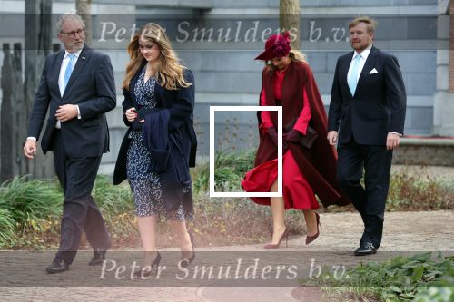 Den Haag 8 december 2021
Prinses Amalia arriveert voor de buitengewone vergadering van de Raad van State. Naast de prinses waren ook koning Willem Alexander en koningin Maxima bij de buitengewone vergadering aanwezig.
Na de vergadering ging Amalia in de tuin een boom planten.