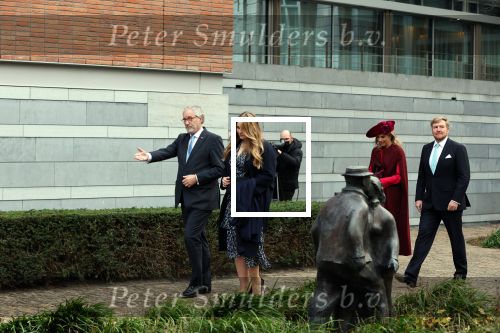 Den Haag 8 december 2021
Prinses Amalia arriveert voor de buitengewone vergadering van de Raad van State. Naast de prinses waren ook koning Willem Alexander en koningin Maxima bij de buitengewone vergadering aanwezig.
Na de vergadering ging Amalia in de tuin een boom planten.