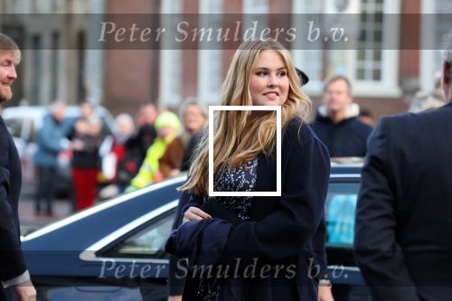 Den Haag 8 december 2021
Prinses Amalia arriveert voor de buitengewone vergadering van de Raad van State. Naast de prinses waren ook koning Willem Alexander en koningin Maxima bij de buitengewone vergadering aanwezig.
Na de vergadering ging Amalia in de tuin een boom planten.