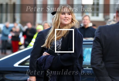 Den Haag 8 december 2021
Prinses Amalia arriveert voor de buitengewone vergadering van de Raad van State. Naast de prinses waren ook koning Willem Alexander en koningin Maxima bij de buitengewone vergadering aanwezig.
Na de vergadering ging Amalia in de tuin een boom planten.