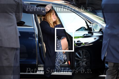 Den Haag 8 december 2021
Prinses Amalia arriveert voor de buitengewone vergadering van de Raad van State. Naast de prinses waren ook koning Willem Alexander en koningin Maxima bij de buitengewone vergadering aanwezig.
Na de vergadering ging Amalia in de tuin een boom planten.