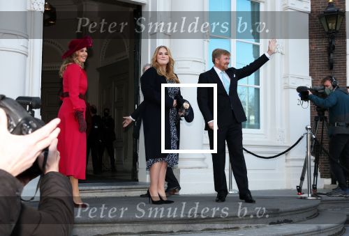 Den Haag 8 december 2021
Prinses Amalia arriveert voor de buitengewone vergadering van de Raad van State. Naast de prinses waren ook koning Willem Alexander en koningin Maxima bij de buitengewone vergadering aanwezig.
Na de vergadering ging Amalia in de tuin een boom planten.