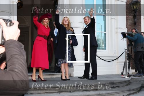 Den Haag 8 december 2021
Prinses Amalia arriveert voor de buitengewone vergadering van de Raad van State. Naast de prinses waren ook koning Willem Alexander en koningin Maxima bij de buitengewone vergadering aanwezig.
Na de vergadering ging Amalia in de tuin een boom planten.