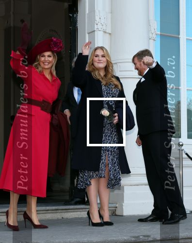 Den Haag 8 december 2021
Prinses Amalia arriveert voor de buitengewone vergadering van de Raad van State. Naast de prinses waren ook koning Willem Alexander en koningin Maxima bij de buitengewone vergadering aanwezig.
Na de vergadering ging Amalia in de tuin een boom planten.