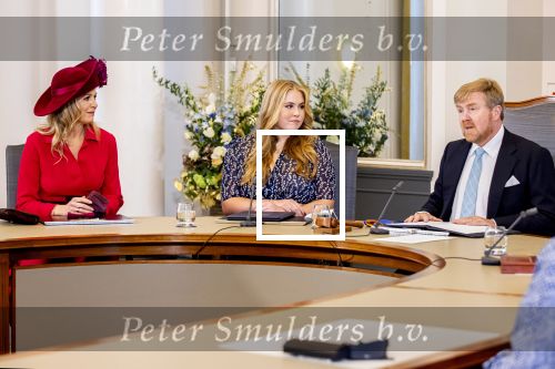 Den Haag 8 december 2021
Prinses Amalia arriveert voor de buitengewone vergadering van de Raad van State. Naast de prinses waren ook koning Willem Alexander en koningin Maxima bij de buitengewone vergadering aanwezig.
Na de vergadering ging Amalia in de tuin een boom planten.