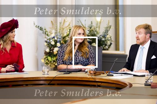 Den Haag 8 december 2021
Prinses Amalia arriveert voor de buitengewone vergadering van de Raad van State. Naast de prinses waren ook koning Willem Alexander en koningin Maxima bij de buitengewone vergadering aanwezig.
Na de vergadering ging Amalia in de tuin een boom planten.