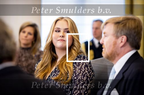 Den Haag 8 december 2021
Prinses Amalia arriveert voor de buitengewone vergadering van de Raad van State. Naast de prinses waren ook koning Willem Alexander en koningin Maxima bij de buitengewone vergadering aanwezig.
Na de vergadering ging Amalia in de tuin een boom planten.