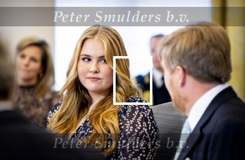 Den Haag 8 december 2021
Prinses Amalia arriveert voor de buitengewone vergadering van de Raad van State. Naast de prinses waren ook koning Willem Alexander en koningin Maxima bij de buitengewone vergadering aanwezig.
Na de vergadering ging Amalia in de tuin een boom planten.