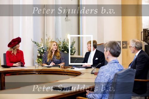 Den Haag 8 december 2021
Prinses Amalia arriveert voor de buitengewone vergadering van de Raad van State. Naast de prinses waren ook koning Willem Alexander en koningin Maxima bij de buitengewone vergadering aanwezig.
Na de vergadering ging Amalia in de tuin een boom planten.