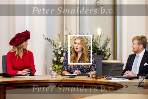 Den Haag 8 december 2021
Prinses Amalia arriveert voor de buitengewone vergadering van de Raad van State. Naast de prinses waren ook koning Willem Alexander en koningin Maxima bij de buitengewone vergadering aanwezig.
Na de vergadering ging Amalia in de tuin een boom planten.