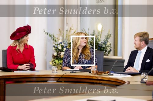 Den Haag 8 december 2021
Prinses Amalia arriveert voor de buitengewone vergadering van de Raad van State. Naast de prinses waren ook koning Willem Alexander en koningin Maxima bij de buitengewone vergadering aanwezig.
Na de vergadering ging Amalia in de tuin een boom planten.
