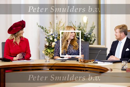 Den Haag 8 december 2021
Prinses Amalia arriveert voor de buitengewone vergadering van de Raad van State. Naast de prinses waren ook koning Willem Alexander en koningin Maxima bij de buitengewone vergadering aanwezig.
Na de vergadering ging Amalia in de tuin een boom planten.