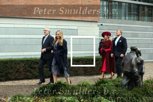 Den Haag 8 december 2021
Prinses Amalia arriveert voor de buitengewone vergadering van de Raad van State. Naast de prinses waren ook koning Willem Alexander en koningin Maxima bij de buitengewone vergadering aanwezig.
Na de vergadering ging Amalia in de tuin een boom planten.
