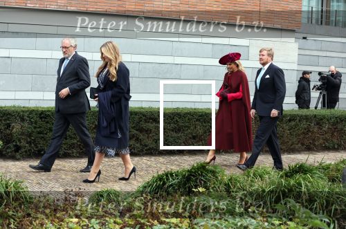 Den Haag 8 december 2021
Prinses Amalia arriveert voor de buitengewone vergadering van de Raad van State. Naast de prinses waren ook koning Willem Alexander en koningin Maxima bij de buitengewone vergadering aanwezig.
Na de vergadering ging Amalia in de tuin een boom planten.