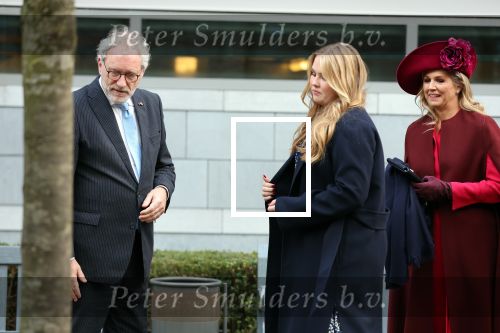Den Haag 8 december 2021
Prinses Amalia arriveert voor de buitengewone vergadering van de Raad van State. Naast de prinses waren ook koning Willem Alexander en koningin Maxima bij de buitengewone vergadering aanwezig.
Na de vergadering ging Amalia in de tuin een boom planten.