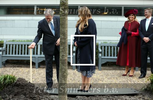 Den Haag 8 december 2021
Prinses Amalia arriveert voor de buitengewone vergadering van de Raad van State. Naast de prinses waren ook koning Willem Alexander en koningin Maxima bij de buitengewone vergadering aanwezig.
Na de vergadering ging Amalia in de tuin een boom planten.