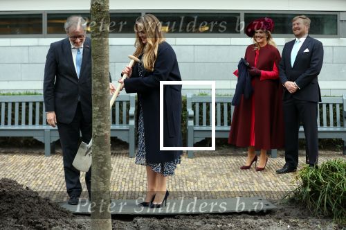 Den Haag 8 december 2021
Prinses Amalia arriveert voor de buitengewone vergadering van de Raad van State. Naast de prinses waren ook koning Willem Alexander en koningin Maxima bij de buitengewone vergadering aanwezig.
Na de vergadering ging Amalia in de tuin een boom planten.