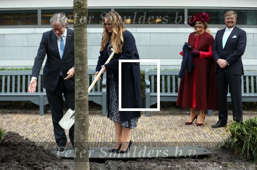 Den Haag 8 december 2021
Prinses Amalia arriveert voor de buitengewone vergadering van de Raad van State. Naast de prinses waren ook koning Willem Alexander en koningin Maxima bij de buitengewone vergadering aanwezig.
Na de vergadering ging Amalia in de tuin een boom planten.