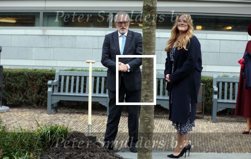 Den Haag 8 december 2021
Prinses Amalia arriveert voor de buitengewone vergadering van de Raad van State. Naast de prinses waren ook koning Willem Alexander en koningin Maxima bij de buitengewone vergadering aanwezig.
Na de vergadering ging Amalia in de tuin een boom planten.