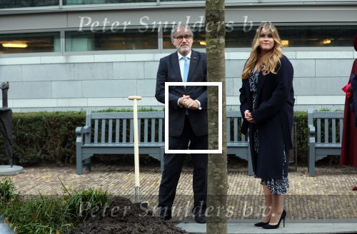 Den Haag 8 december 2021
Prinses Amalia arriveert voor de buitengewone vergadering van de Raad van State. Naast de prinses waren ook koning Willem Alexander en koningin Maxima bij de buitengewone vergadering aanwezig.
Na de vergadering ging Amalia in de tuin een boom planten.