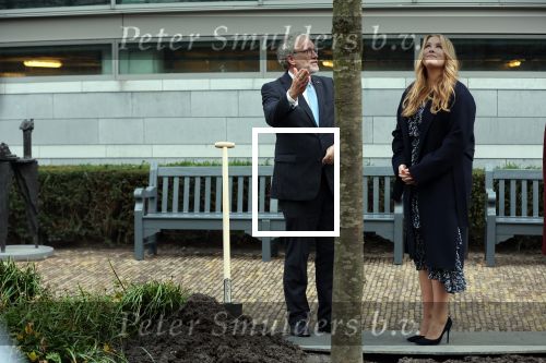 Den Haag 8 december 2021
Prinses Amalia arriveert voor de buitengewone vergadering van de Raad van State. Naast de prinses waren ook koning Willem Alexander en koningin Maxima bij de buitengewone vergadering aanwezig.
Na de vergadering ging Amalia in de tuin een boom planten.