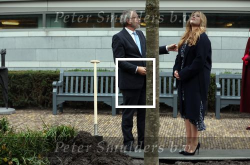 Den Haag 8 december 2021
Prinses Amalia arriveert voor de buitengewone vergadering van de Raad van State. Naast de prinses waren ook koning Willem Alexander en koningin Maxima bij de buitengewone vergadering aanwezig.
Na de vergadering ging Amalia in de tuin een boom planten.