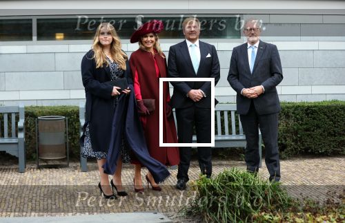 Den Haag 8 december 2021
Prinses Amalia arriveert voor de buitengewone vergadering van de Raad van State. Naast de prinses waren ook koning Willem Alexander en koningin Maxima bij de buitengewone vergadering aanwezig.
Na de vergadering ging Amalia in de tuin een boom planten.