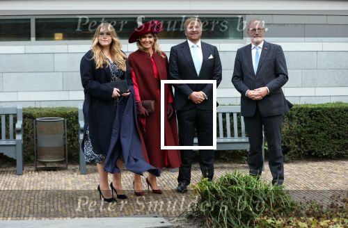 Den Haag 8 december 2021
Prinses Amalia arriveert voor de buitengewone vergadering van de Raad van State. Naast de prinses waren ook koning Willem Alexander en koningin Maxima bij de buitengewone vergadering aanwezig.
Na de vergadering ging Amalia in de tuin een boom planten.