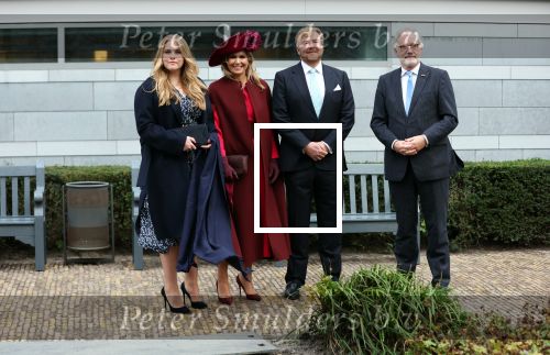 Den Haag 8 december 2021
Prinses Amalia arriveert voor de buitengewone vergadering van de Raad van State. Naast de prinses waren ook koning Willem Alexander en koningin Maxima bij de buitengewone vergadering aanwezig.
Na de vergadering ging Amalia in de tuin een boom planten.
