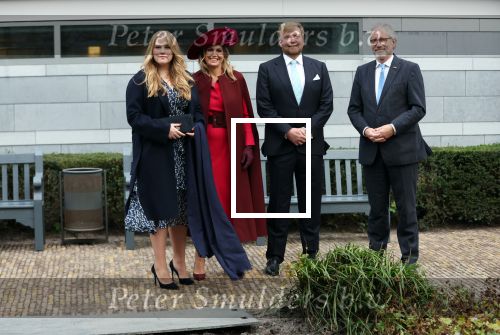 Den Haag 8 december 2021
Prinses Amalia arriveert voor de buitengewone vergadering van de Raad van State. Naast de prinses waren ook koning Willem Alexander en koningin Maxima bij de buitengewone vergadering aanwezig.
Na de vergadering ging Amalia in de tuin een boom planten.
