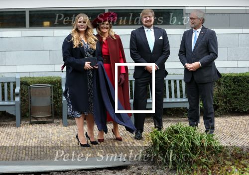 Den Haag 8 december 2021
Prinses Amalia arriveert voor de buitengewone vergadering van de Raad van State. Naast de prinses waren ook koning Willem Alexander en koningin Maxima bij de buitengewone vergadering aanwezig.
Na de vergadering ging Amalia in de tuin een boom planten.