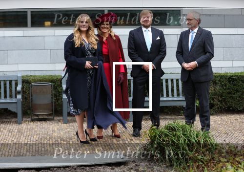 Den Haag 8 december 2021
Prinses Amalia arriveert voor de buitengewone vergadering van de Raad van State. Naast de prinses waren ook koning Willem Alexander en koningin Maxima bij de buitengewone vergadering aanwezig.
Na de vergadering ging Amalia in de tuin een boom planten.