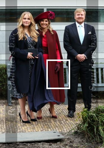 Den Haag 8 december 2021
Prinses Amalia arriveert voor de buitengewone vergadering van de Raad van State. Naast de prinses waren ook koning Willem Alexander en koningin Maxima bij de buitengewone vergadering aanwezig.
Na de vergadering ging Amalia in de tuin een boom planten.
